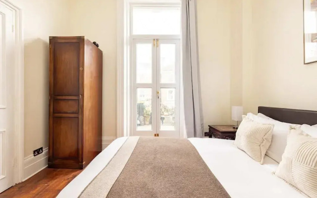 Light-filled 2-bedroom Chelsea Apartment