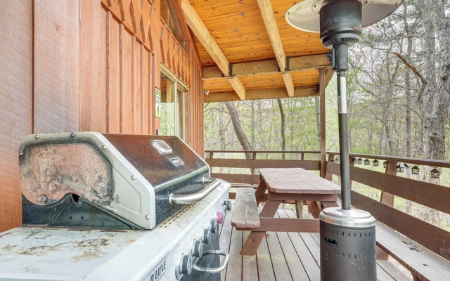Treehouse-style Cabin, 1 Mi to Massanutten Resort