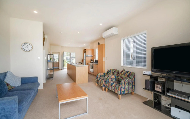 Hosts on the Coast Stay and Play