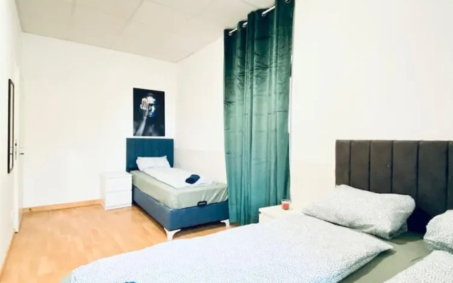 Stylish Shared 3-Bedroom Stay Near City