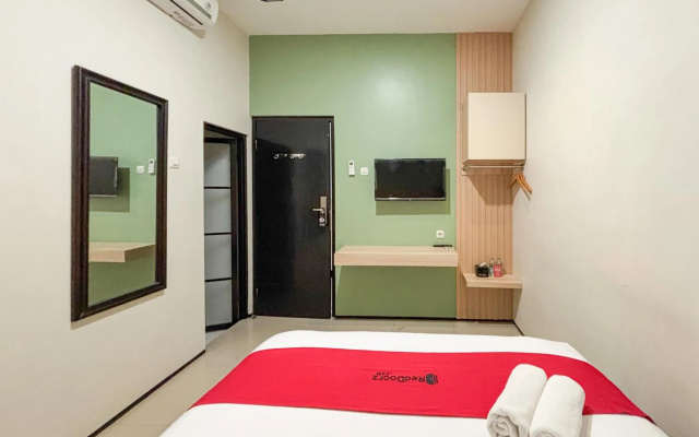 RedDoorz near Taman Krida Budaya Malang – Guest Rooms – Malang