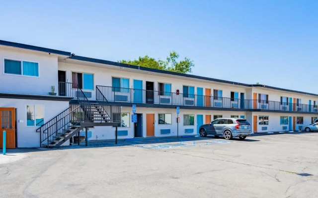 Tradewinds Motel