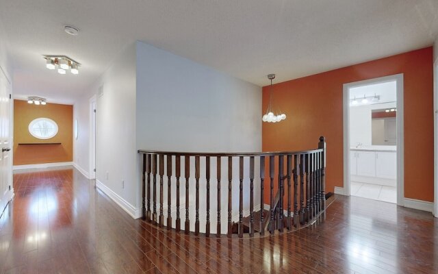 Spacious Family Haven: Modern 4-bedroom Luxury Home