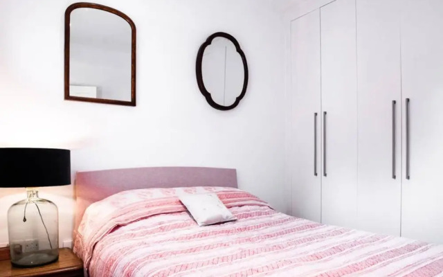 Stylish 2 Bedroom Flat Overlooking The River