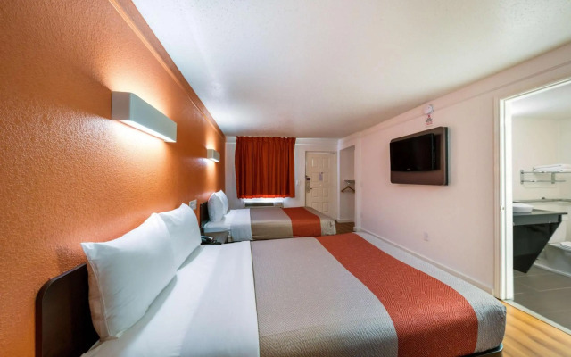 Motel 6 Dallas, TX - Farmers Branch