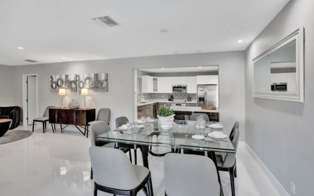 Renovated 5½ Bedroom Home/Heated Pool