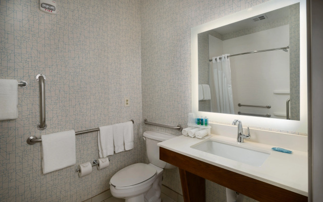 Holiday Inn Express & Suites Lawrence by IHG