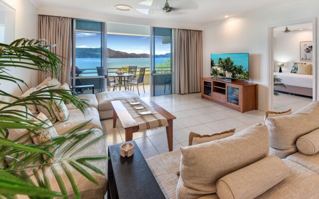 Lagoon 206 on Hamilton Drive
