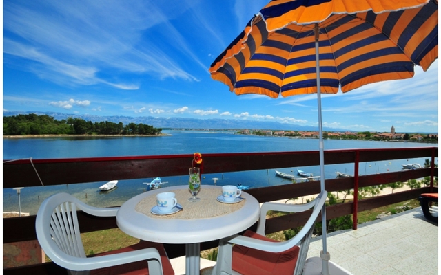 Apartment Ljilja - 10m from the sea with parking: A2 Nin, Zadar riviera