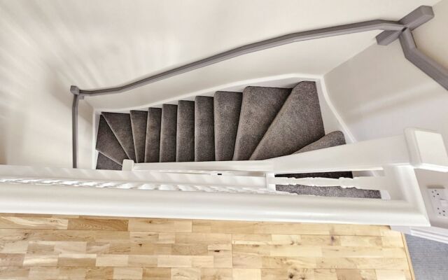 Modern 5 Bed Townhouse with Free Parking