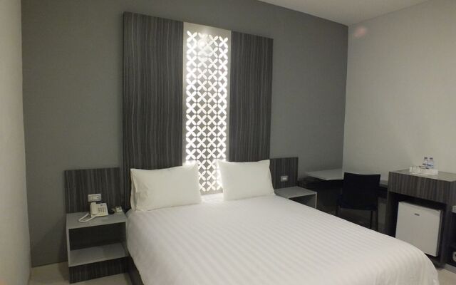 Studio Inn & Suites