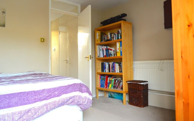Spacious 2 Bedroom House With Garden in Islington