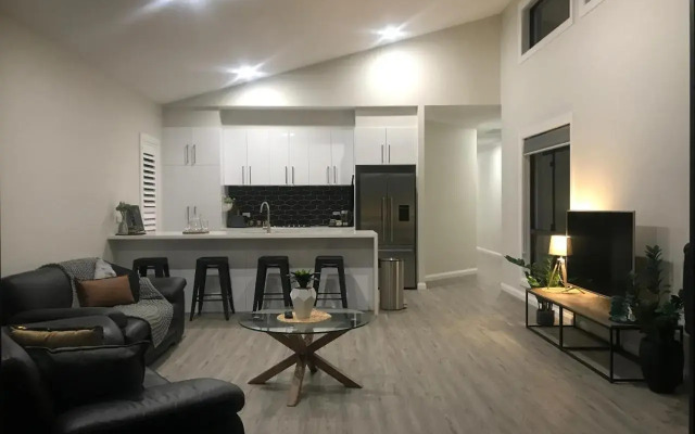 Luxury 2br home with King, 5 star private & close