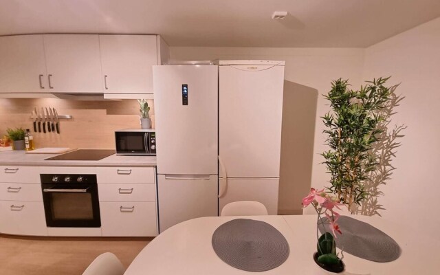 Room-spacious Private Room, Queen Bed, C