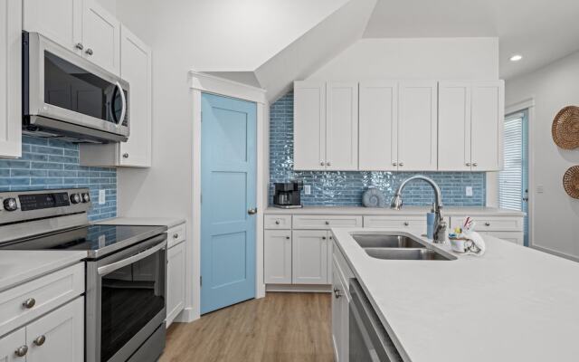 Spectacular 3br 4ba w/ Private Pool, 2 Min Walk to Beach - Sleeps 15!