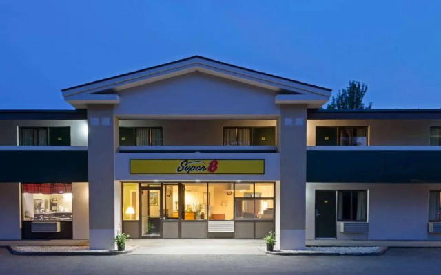 Super 8 White River Junction