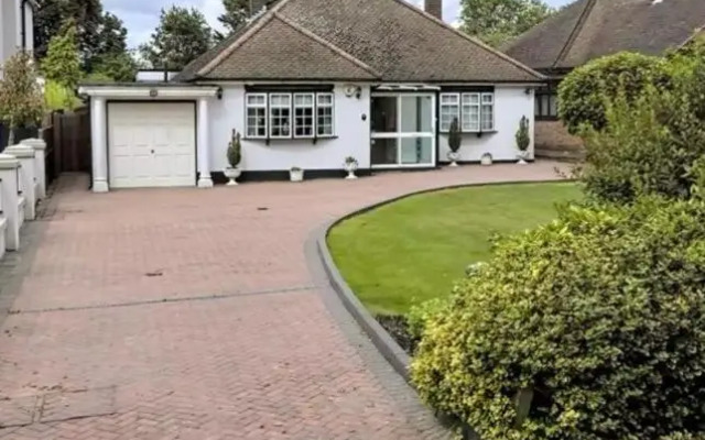 Cheerful 3 bedroom house with off street parking