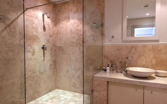 Geneva Drive Luxury Villa