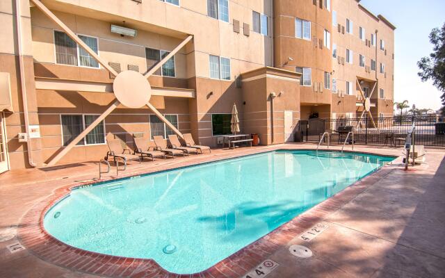 Holiday Inn Express and Suites Bakersfield Central by IHG