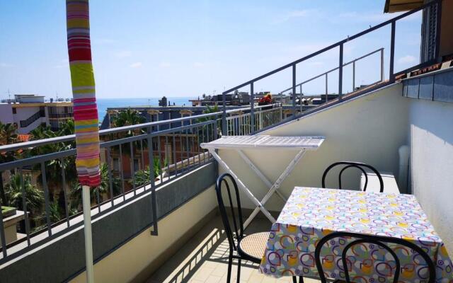 One bedroom appartement at Sanremo 40 m away from the beach with sea view furnished terrace and wifi