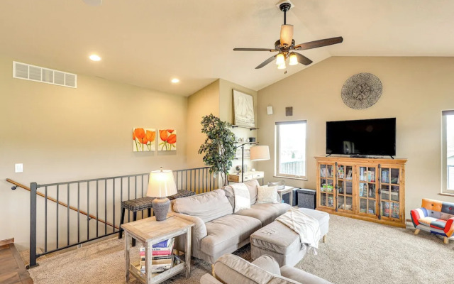 Spearfish Retreat w/ Fireplace + Mountain Views!