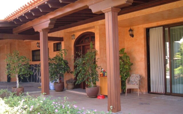 House With 5 Bedrooms in Granadilla, With Wonderful Mountain View, Pri