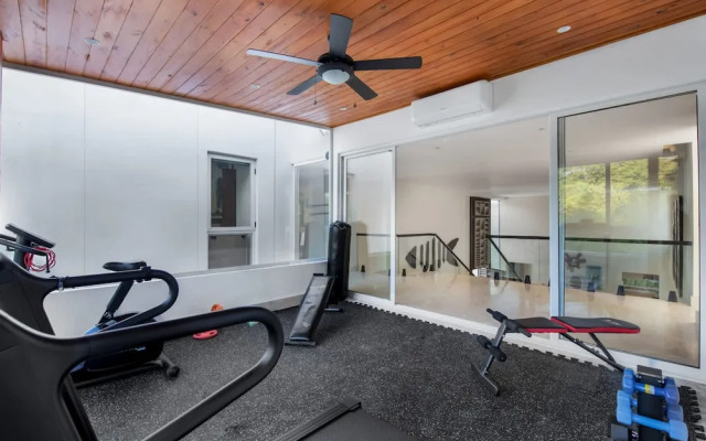 Modern Luxury 6 BR Tropical Retreat With Pool