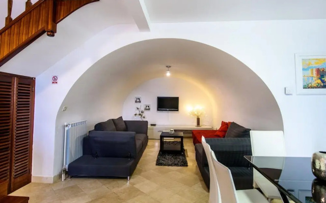 Luan Old Town Apartment by Duhomes