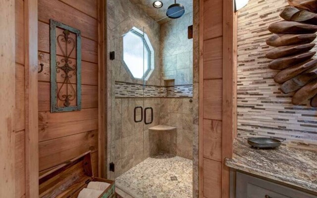 Bear Elegance - Three Bedroom Cabin