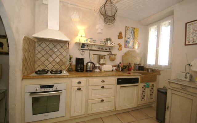 Quaint Holiday Home with Private Pool in Piolenc France