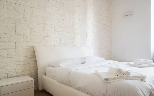 White and Clean Apartment near Metro MM1