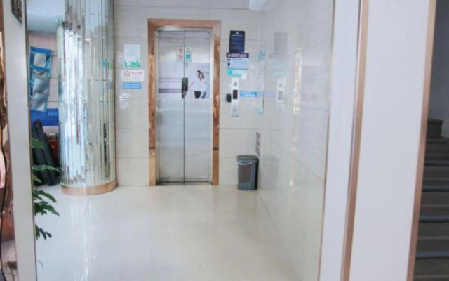 Zsmart Hotel (Shanghai Baoshan Wanda Gongkang Road Subway Station)