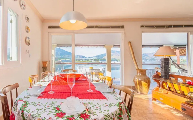 Magnífica casa com praia particular em Angra