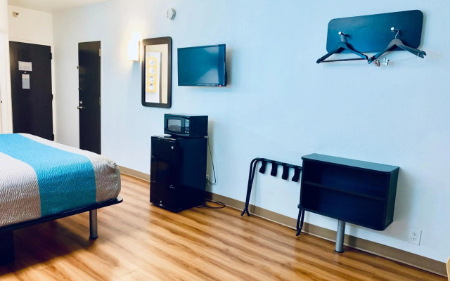 Motel 6 Lewisville, TX - Medical City