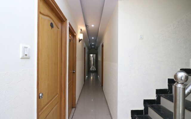 OYO 9847 Hotel Blue Empire