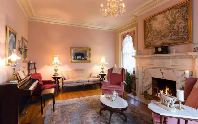 Federal Crest Inn B & B