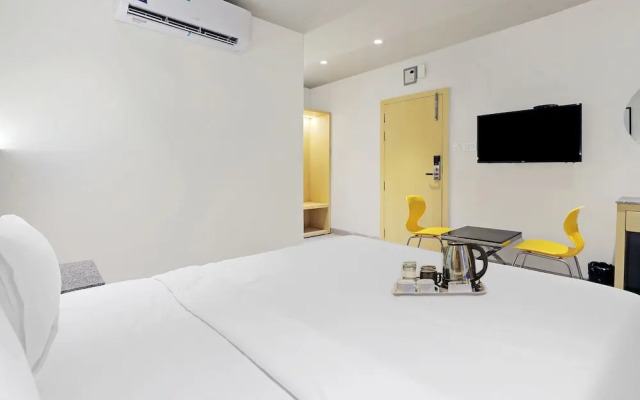 FabHotel Yellow Courtyard