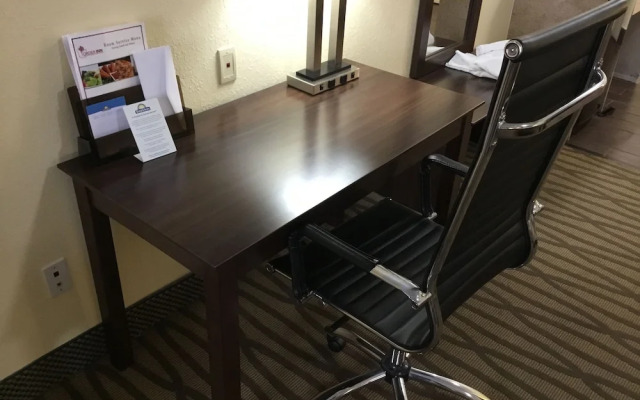 Days Inn & Suites Pasadena