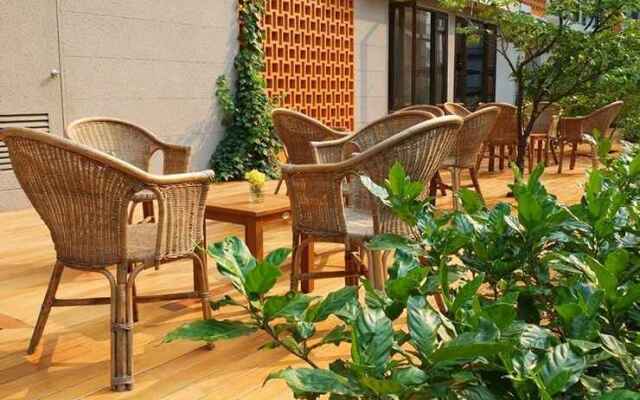 Balcony Courtyard Hotel & Serviced Apartment