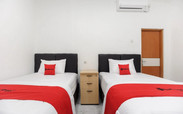 RedDoorz Syariah @ Sakura Hotel Jatiwaringin – Guest Rooms – Bekasi