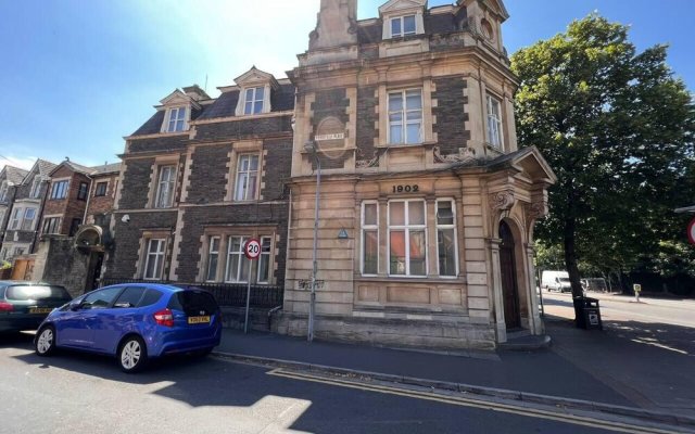 Impeccable 2-bed Apartment by Cardiff City Centre