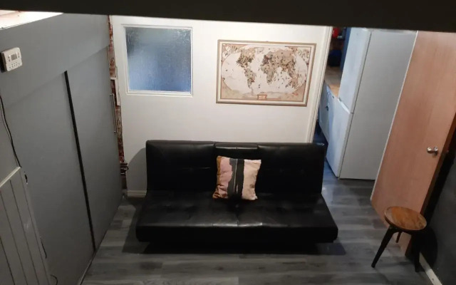 Single room with underbed 8