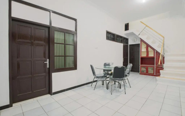 OYO 3467 White Residence