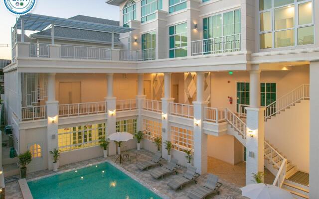De Hug Hotel & Residence
