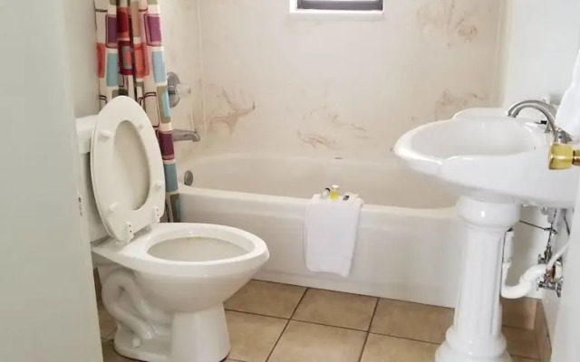 1 or 3 Bedroom Apartment with Full Kitchen