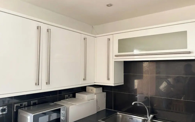 Modern 3 Bed/free Parking/10 Mins Walk to Station