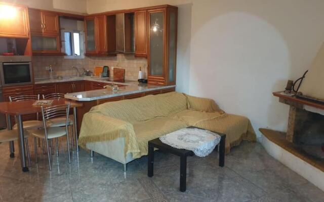 Πολυτελής όροφο διαμέρισμα, κοντά στην παραλία με εσωτερικό τζακι.