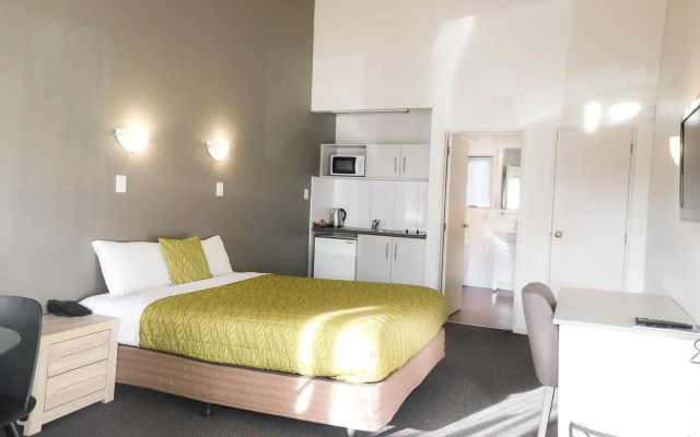 Airport Manor Inn