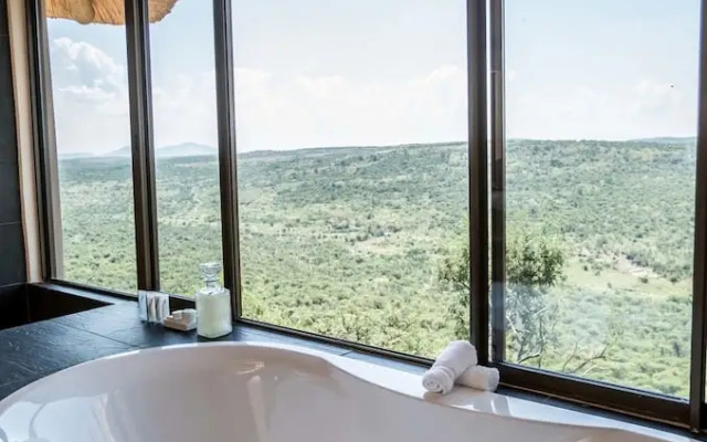 Umzolozolo Private Safari Lodge