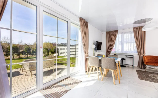 Bright 2bedroom home @terrace+parking, by Cohost